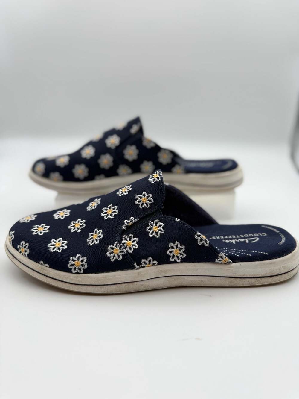 Clarks Cloudsteppers Breeze Shore Navy Floral Canvas Slip-on Mules